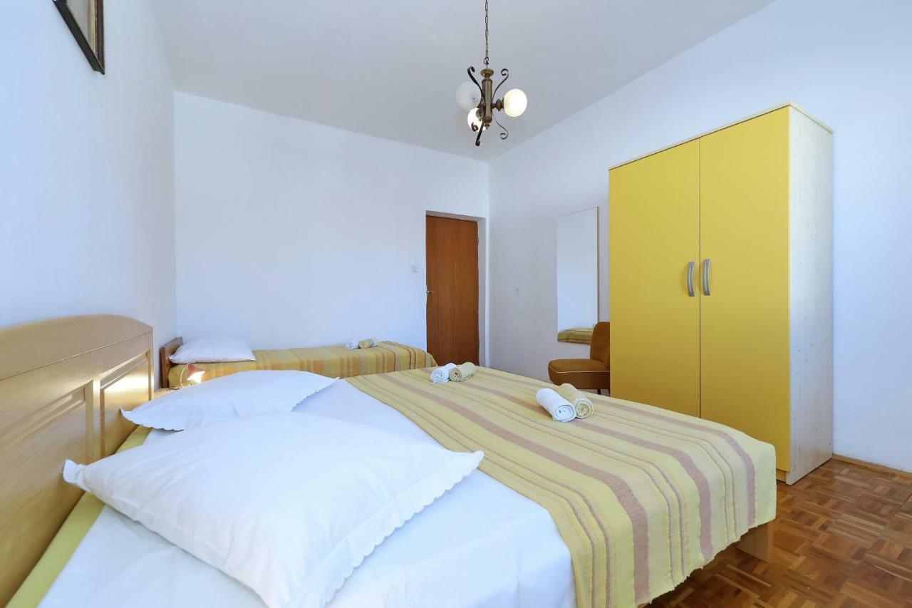 Apartmani Mila Pag Town Exterior photo