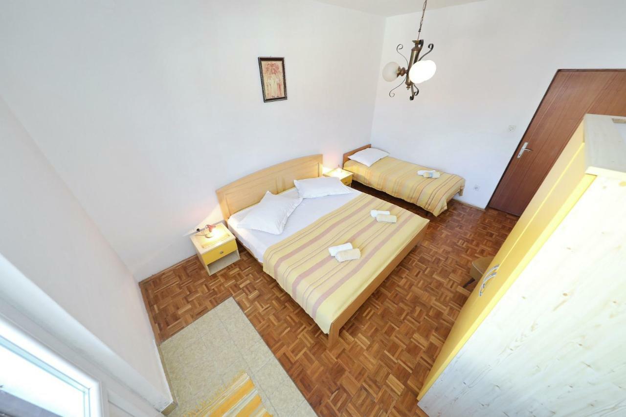 Apartmani Mila Pag Town Exterior photo